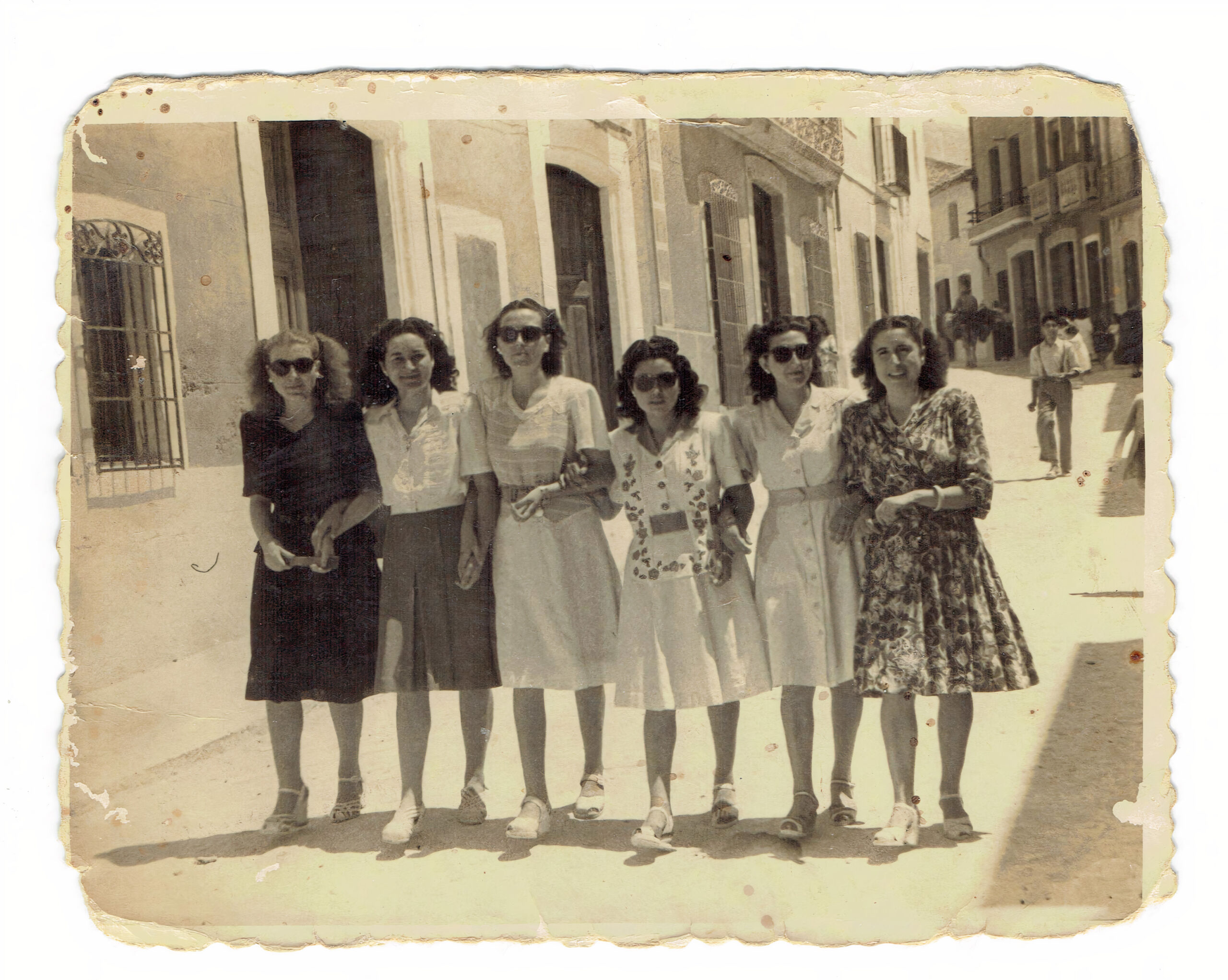 Vecinas en la calle Mayor, en el entorno de la antigua carnicería y casa posada.
