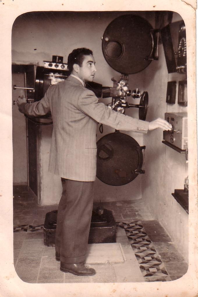 Juanito Cervera preparando la cámara en el Cine Cervera, en 1949.