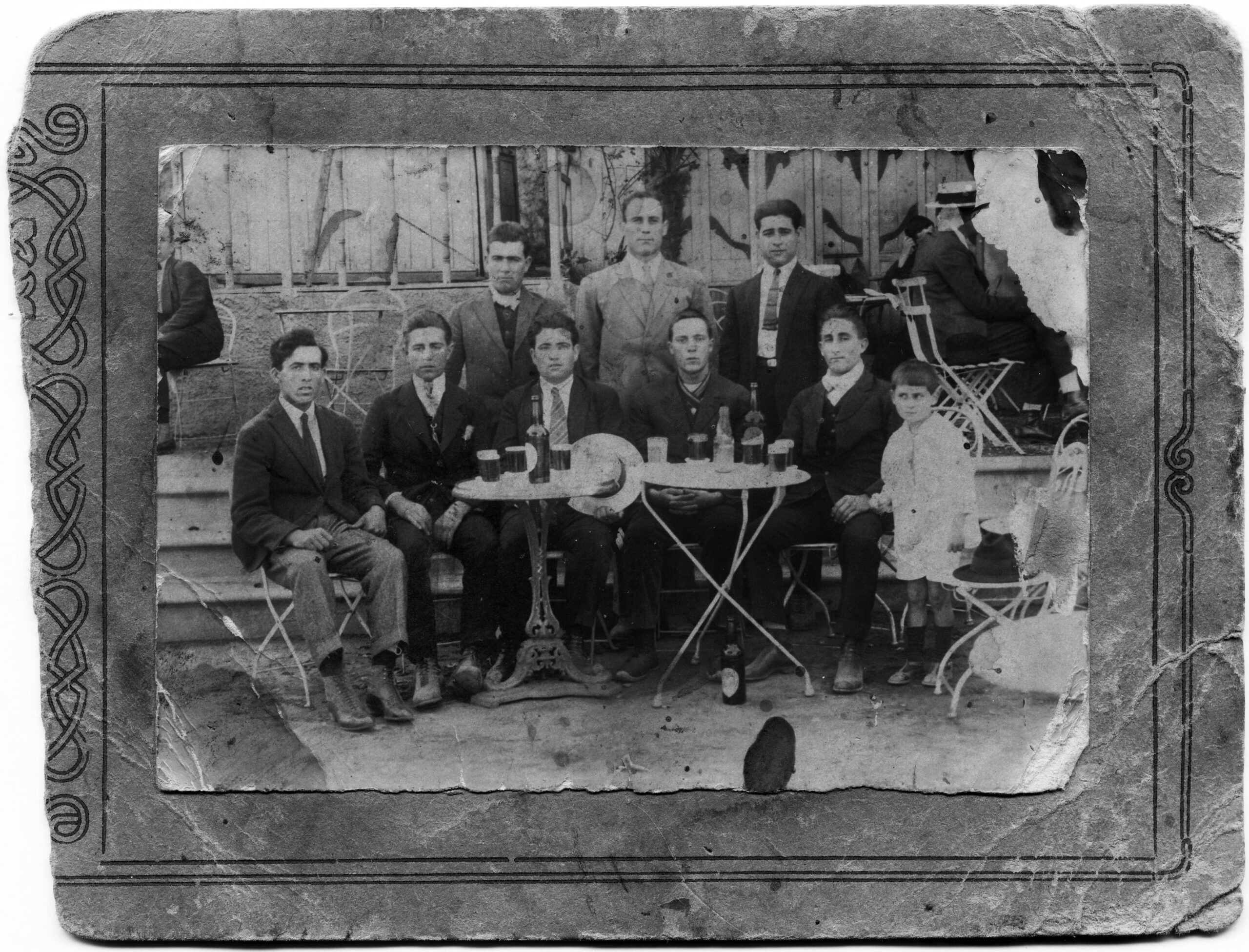 Grupo de emigrantes de la Marina rumbo a America.