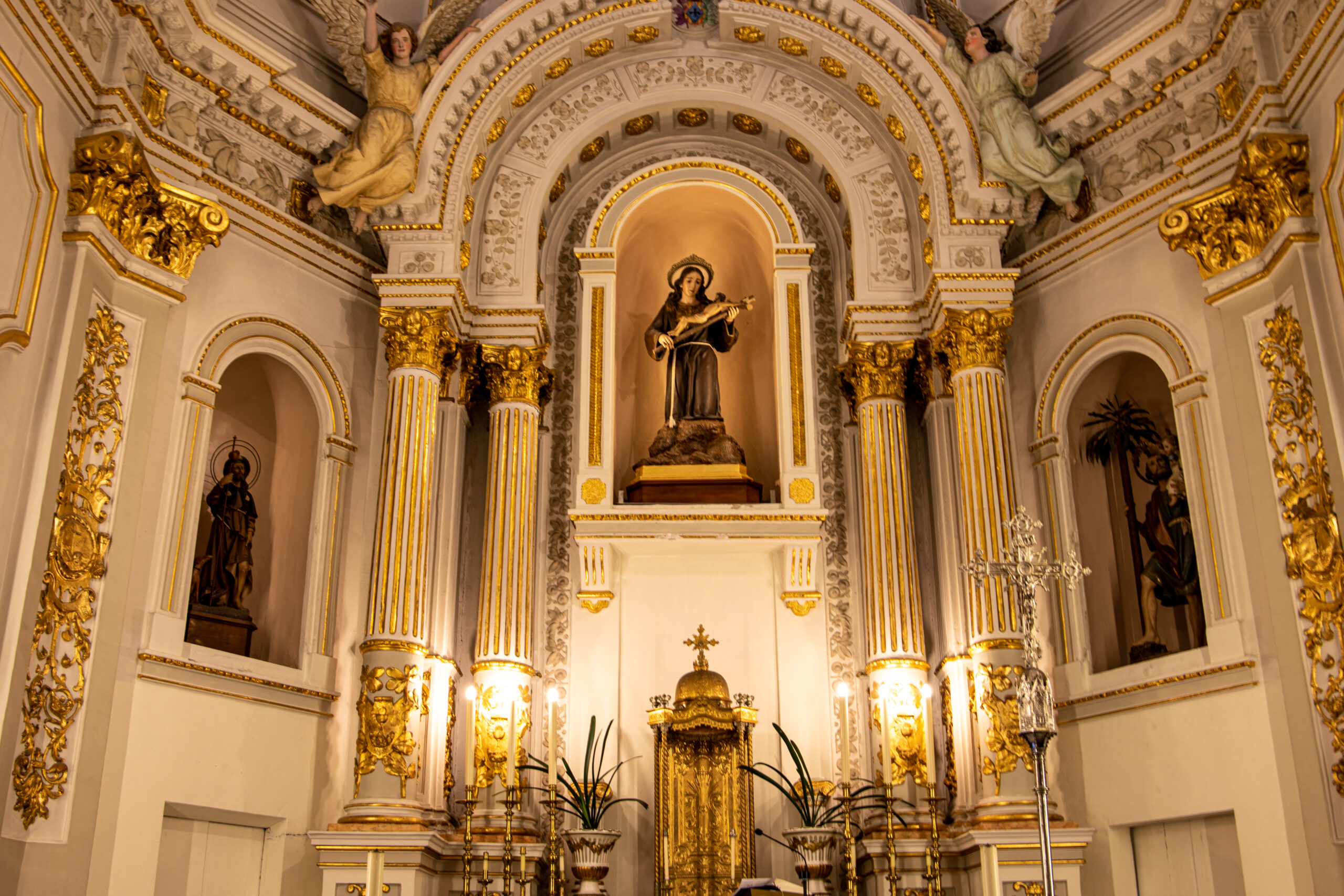 Interior de la Iglesia de Santa María Magdalena, con el altar mayor y la ornamentación neoclásica.