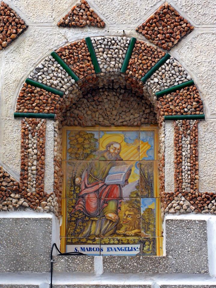 Panel de San Marcos en una fachada de la calle Iglesia.