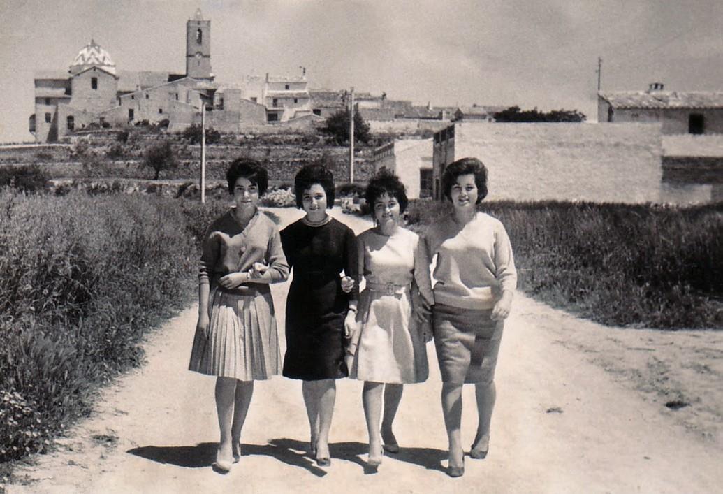 Grupo de vecinas en la calle Oran, en 1963.