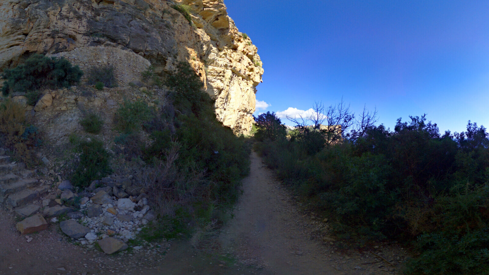 Cuevas abiertas en los acantilados donde pescadores y contrabandistas pasaban la noche y guardaban aperos.