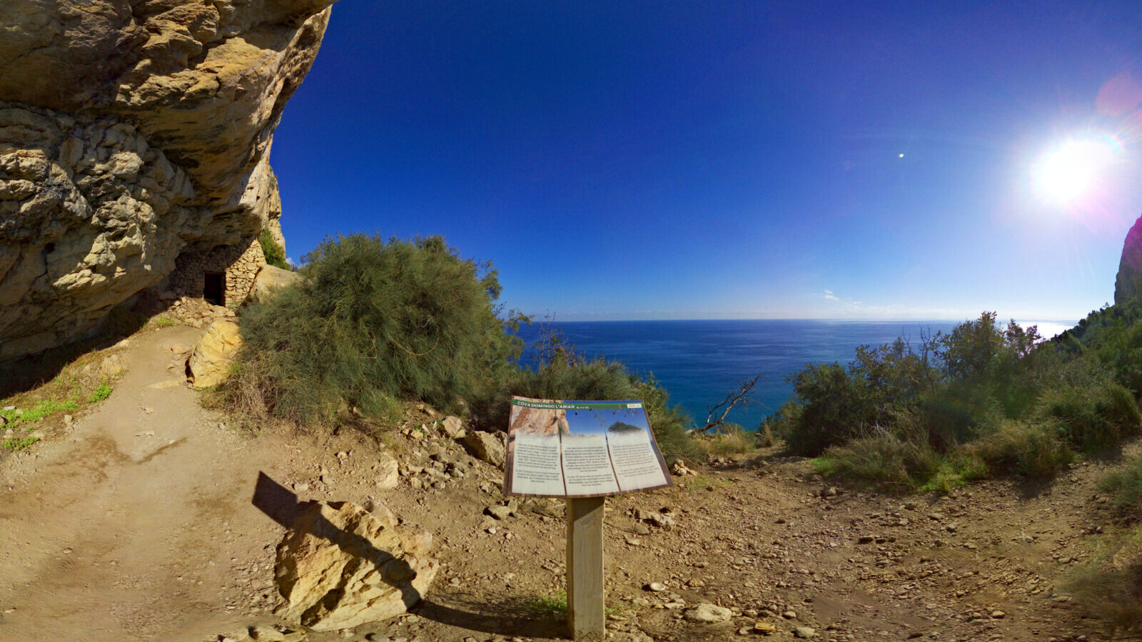 Formación geológica de los acantilados, ligada a la falla del Moraig y a la erosión del agua.