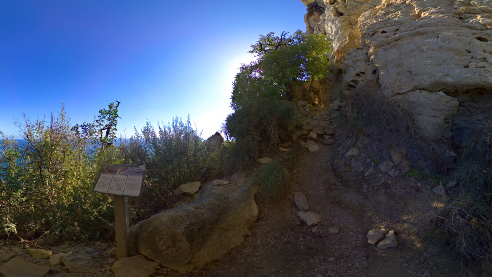 Atalayeros vigilando la costa, encargados de avisar de peligros y ataques desde el mar.