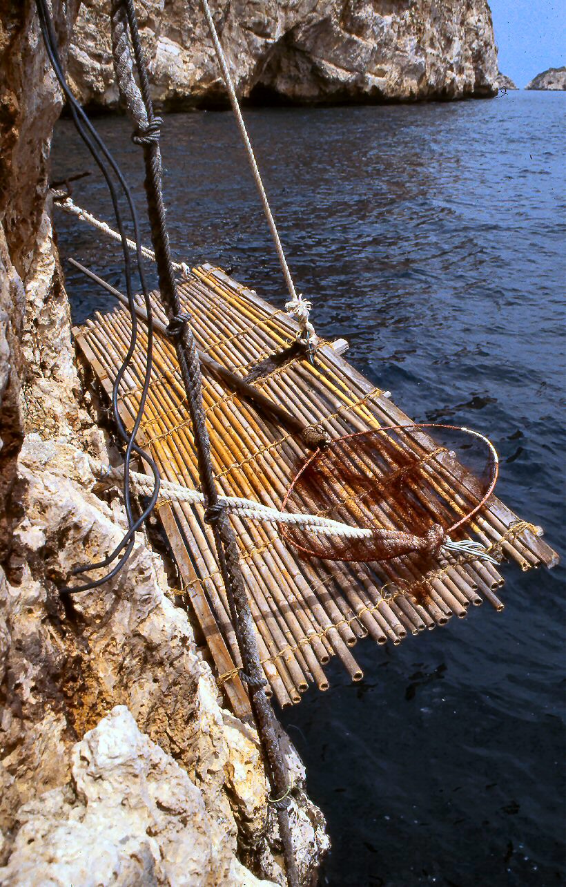 Pesquera colgada en la base del acantilado, sistema de pesca de subsistencia muy arriesgado.